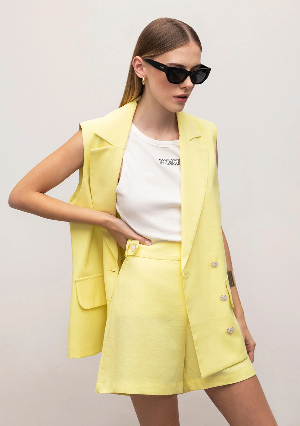 Shorts Iódice Linha A Detalhe Botão Amarelo