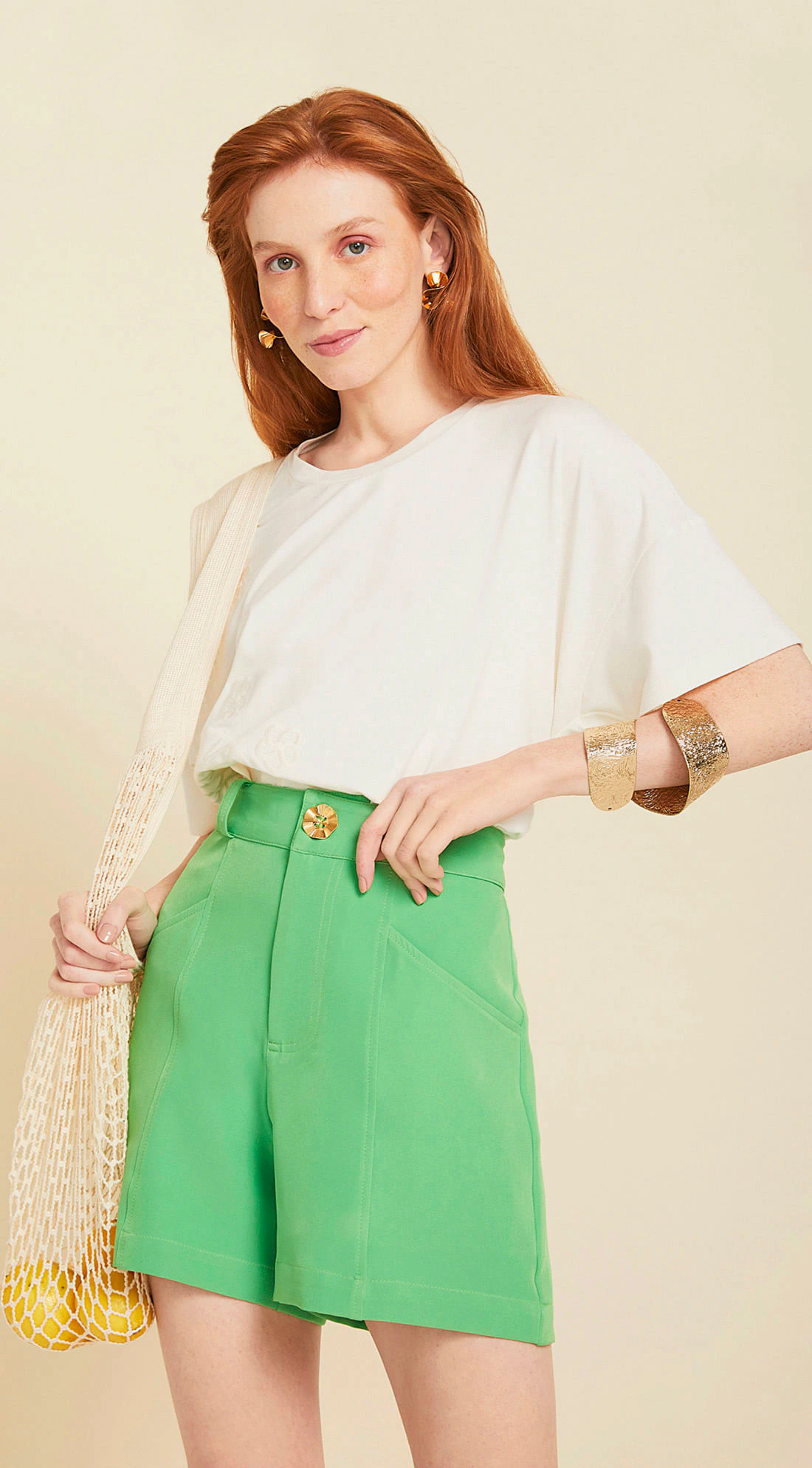 Shorts Maria.Valentina Meia Coxa Detalhe Botão Verde