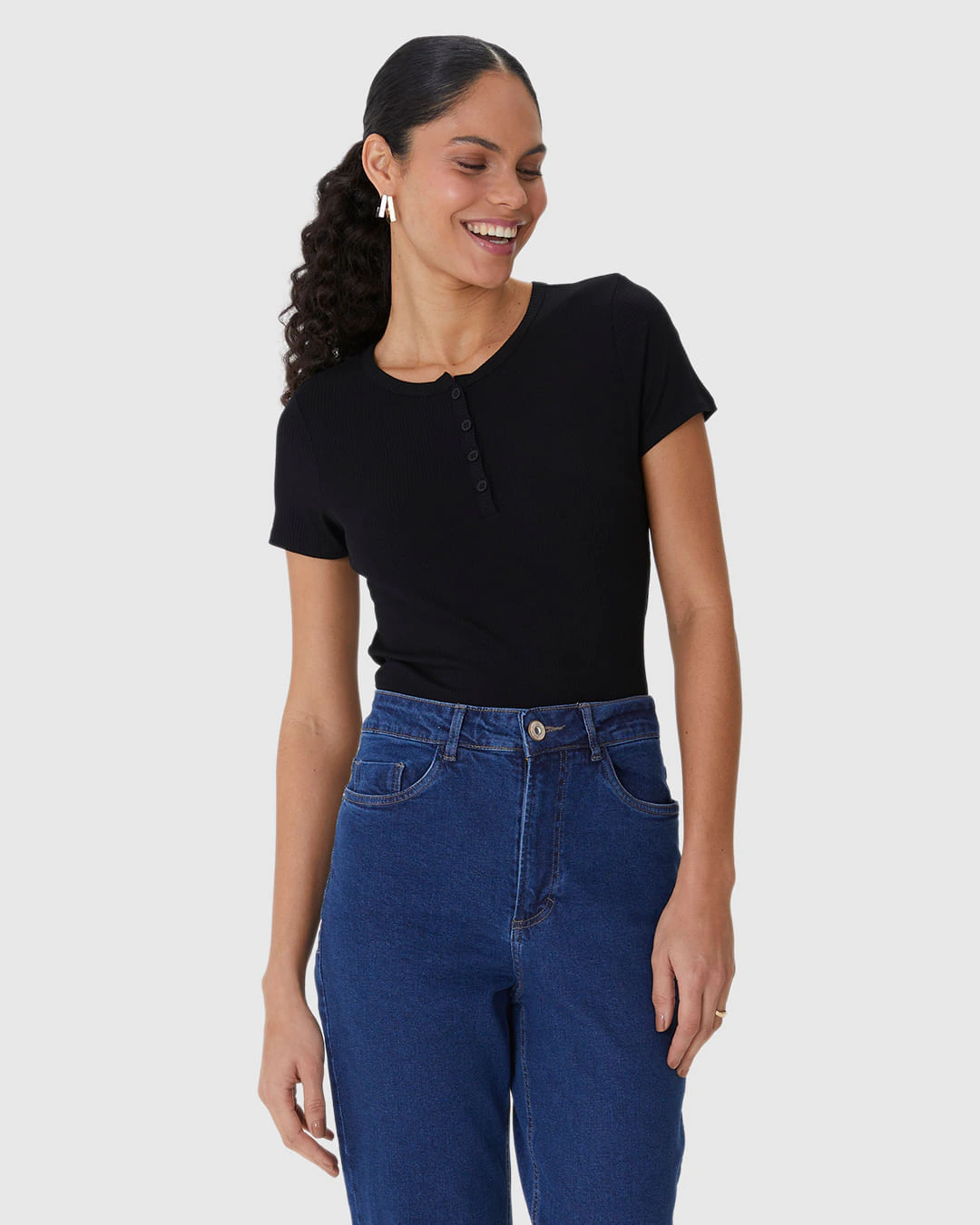 Blusa Básica Feminina Com Botões Frontais Em Malha Viscose Canelada
