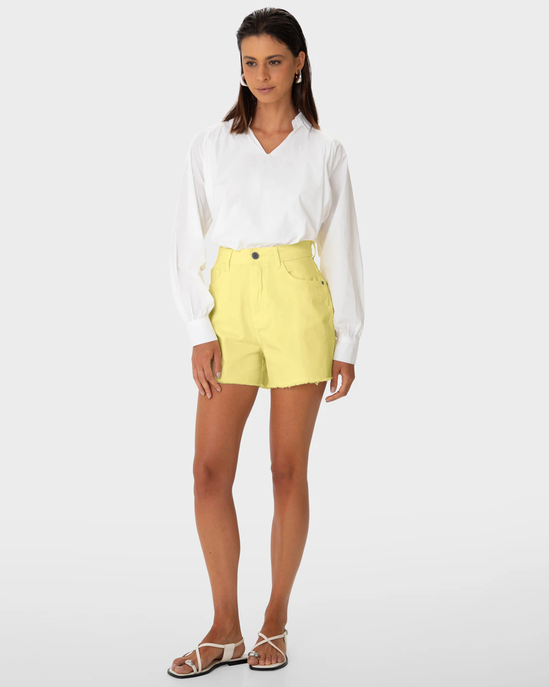 Shorts Feminino Mom Cintura Alta Barra Desfiada Em Sarja Stretch - ENFIM