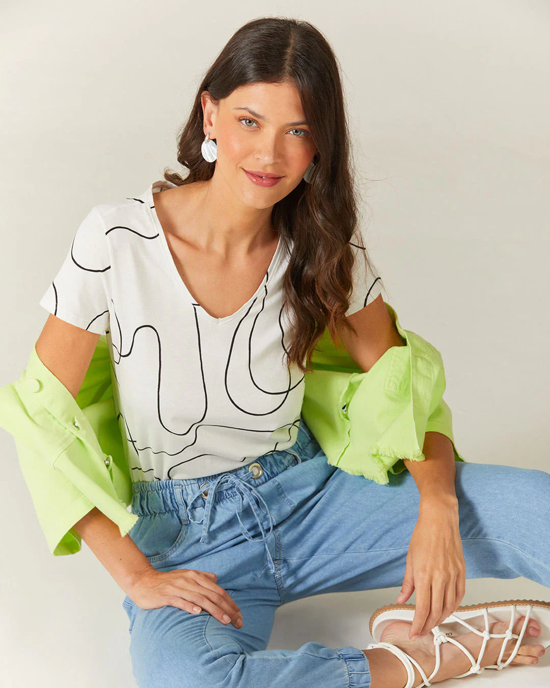 Blusa Feminina Linhas Abstratas Decote V Em Algodão