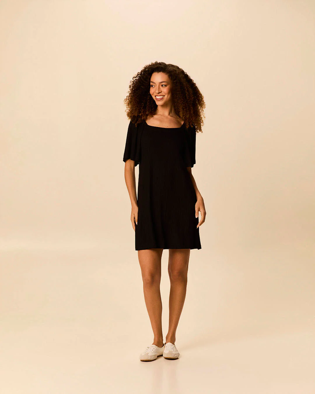 Vestido Feminino Decote Reto Manga Fluida Em Malha Viscose Canelada