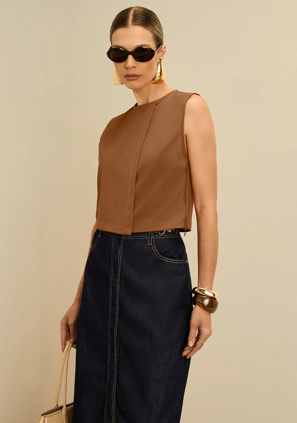 Blusa Maria.Valentina Ajustada Decote Careca Sem Manga Cropped Marrom