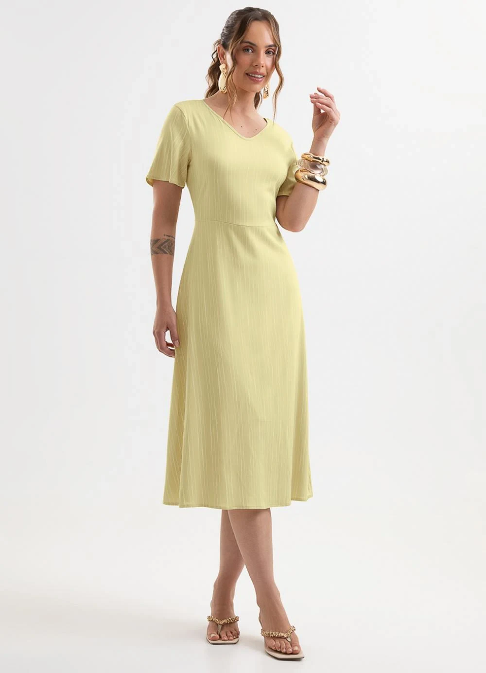Cativa - Vestido Midi Decote V em Viscose Amarelo
