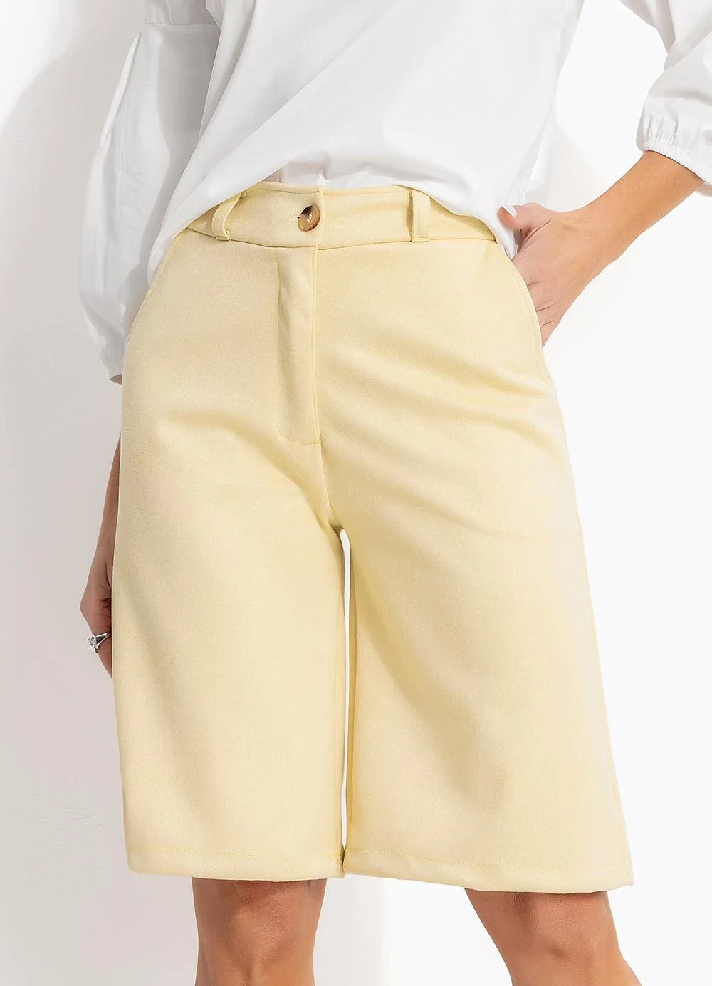 Quintess - Short Amarelo Manteiga em Malha Suede