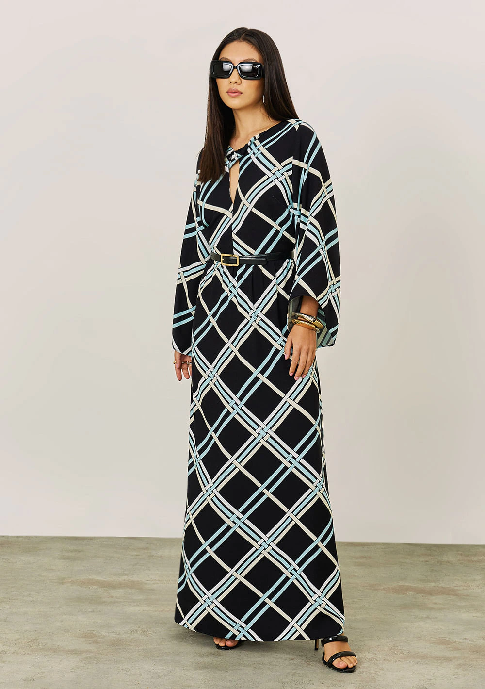 Vestido Iódice Solto Decote V Manga Longa Longo Preto Fosco