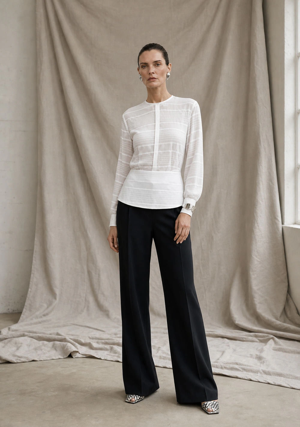 Blusa Iódice Solta Decote Careca Manga Longa Padrão Off White