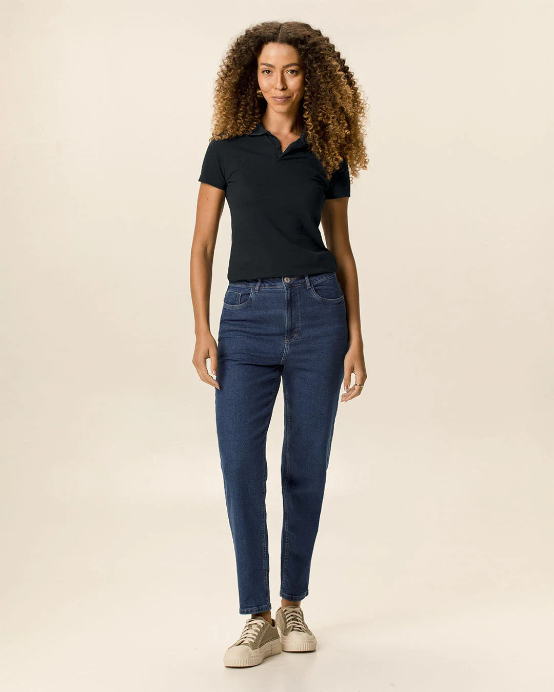 Calça Feminina Mom Bolso Funcional Em Jeans Com Elastano