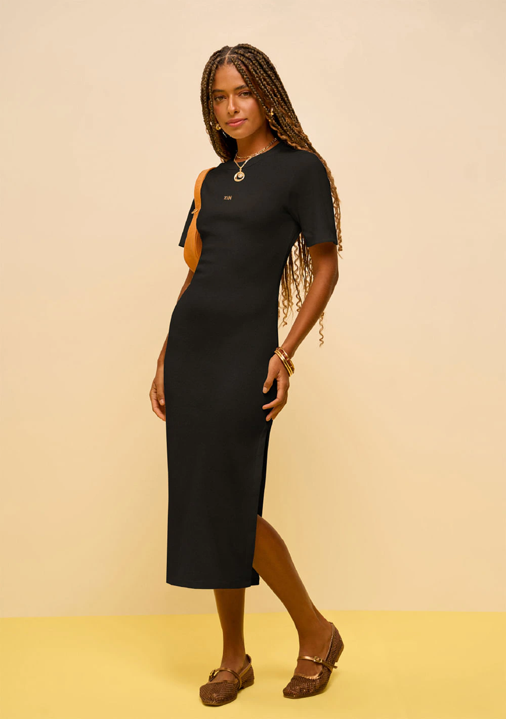 Vestido Zinco Ajustado Decote Careca Manga Curta Midi Preto