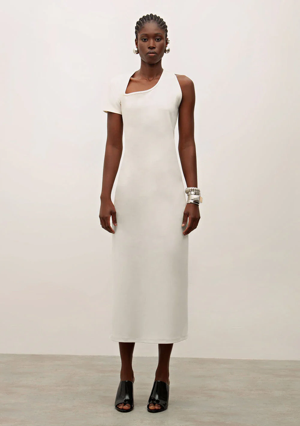 Vestido Iódice Ajustado Um Ombro Só Manga Curta Midi Preto