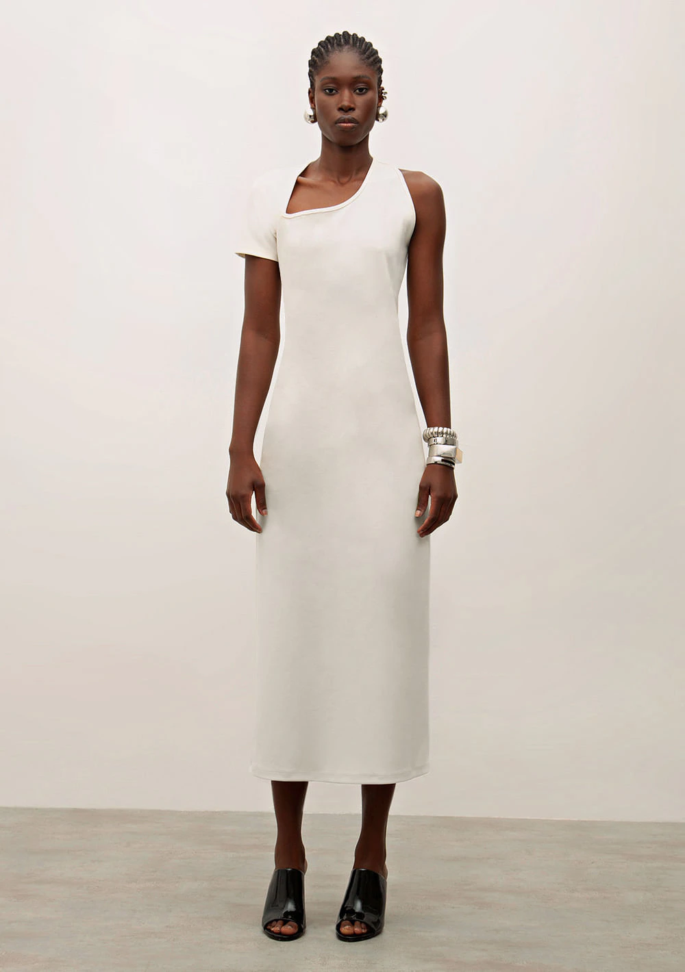 Vestido Iódice Ajustado Um Ombro Só Manga Curta Midi Preto