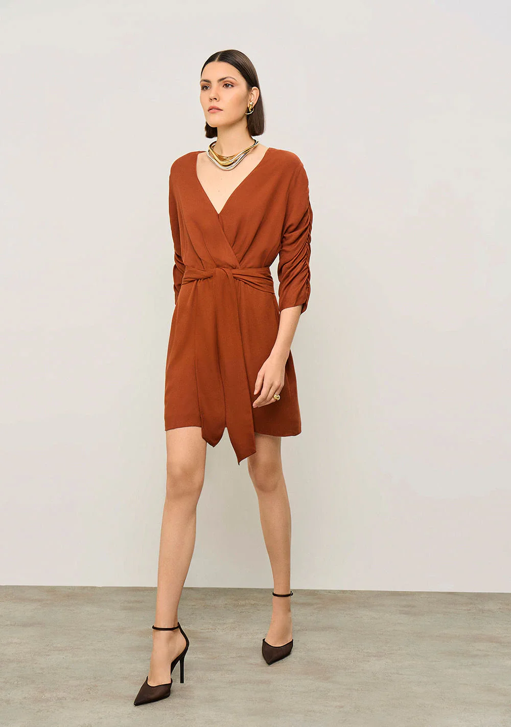 Vestido Iódice Ajustado Decote V Manga 7 Oitavos Curto Marrom