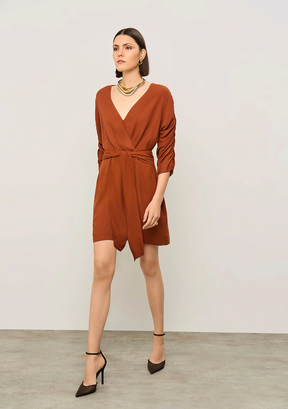 Vestido Iódice Ajustado Decote V Manga 7 Oitavos Curto Marrom