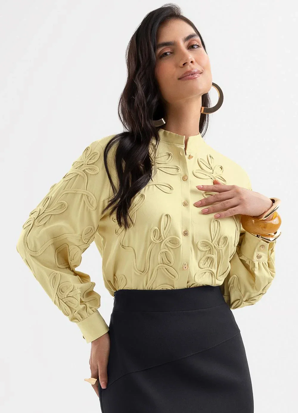 Cativa - Camisa em Viscose com Bordado em Cordel Amarelo
