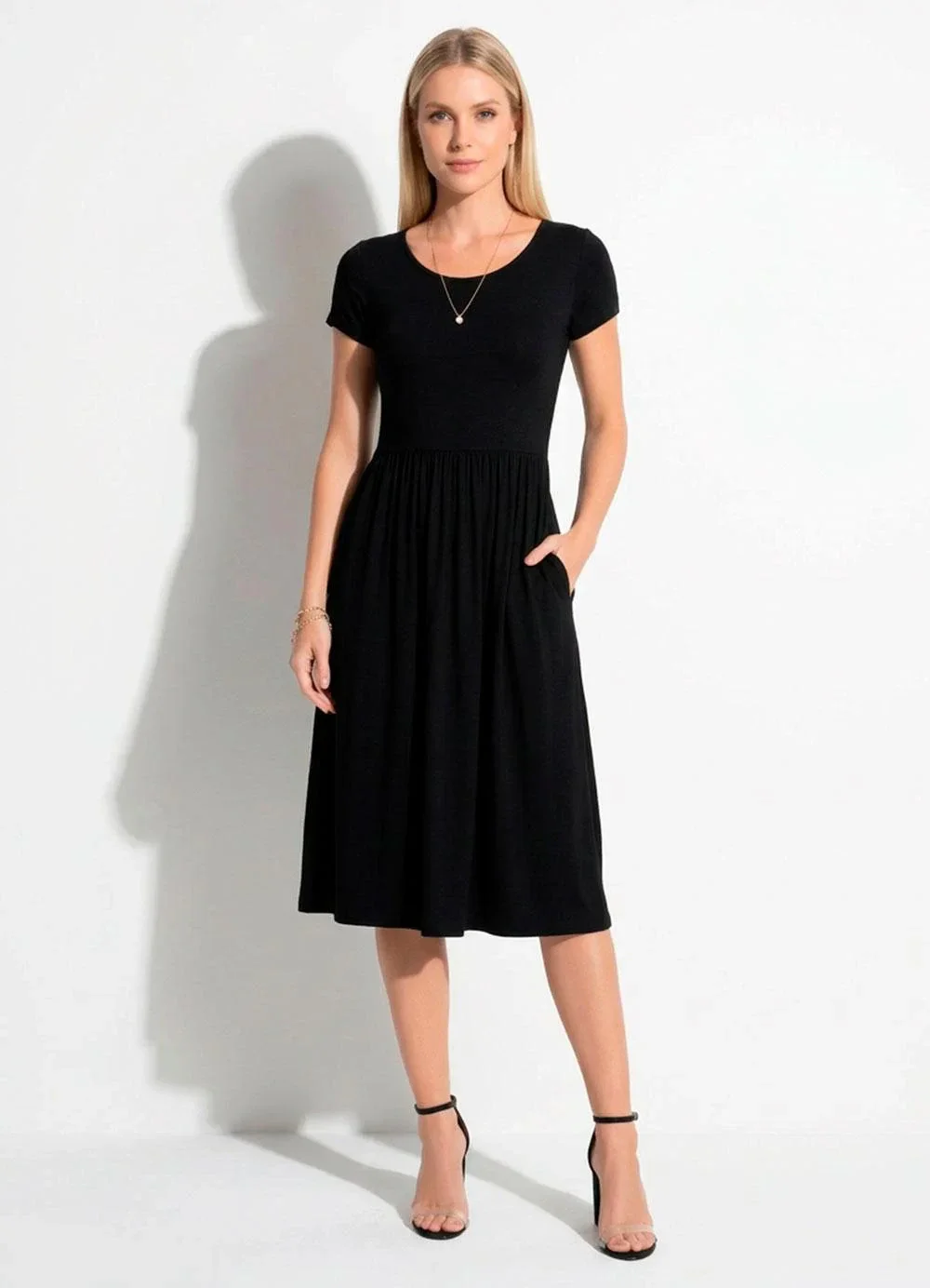 Quintess - Vestido Midi Preto Acinturado com Bolsos