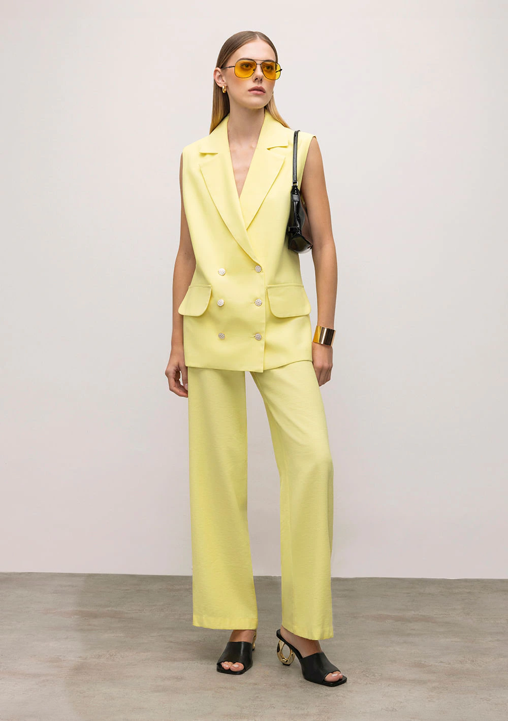 Calça Iódice Reta Cós Alto Detalhe Botão Amarelo