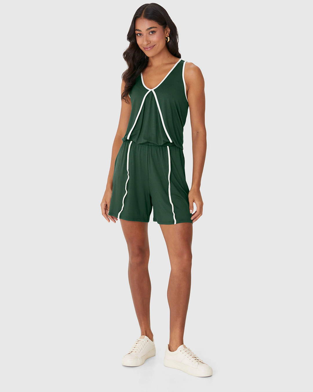 Shorts Feminina Evasê Detalhe Costura Contraste Em Viscose Stretch