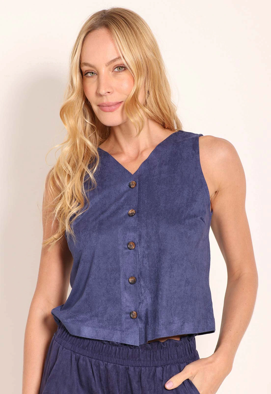Cropped Regata Suede Com Botões E Barra Colada