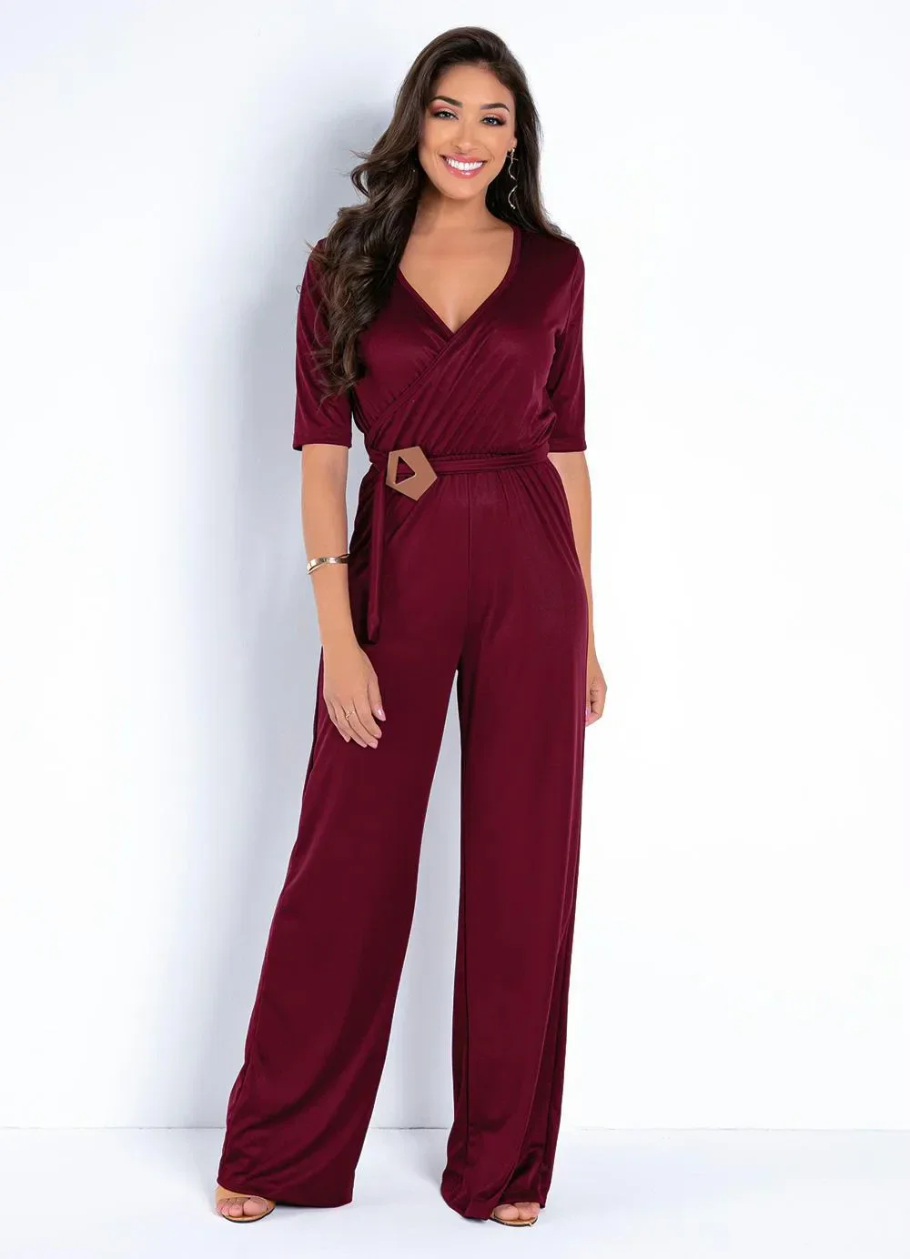 Moda Pop - Macacão Bordô Pantalona com Fivela na Cintura