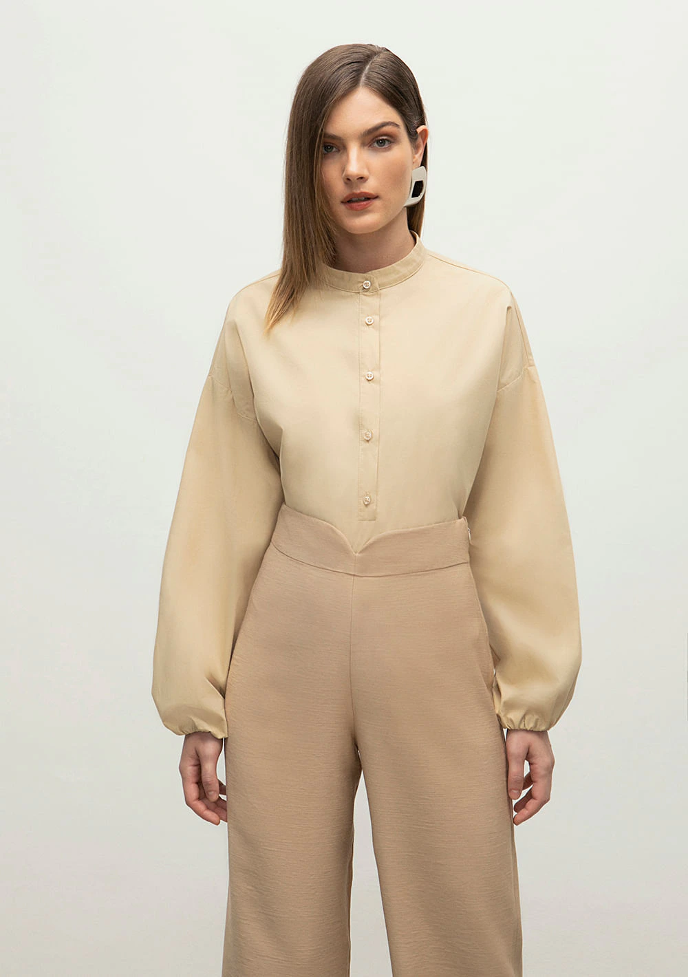Blusa Iódice Decote Redondo Manga Longa Com Botão Bege