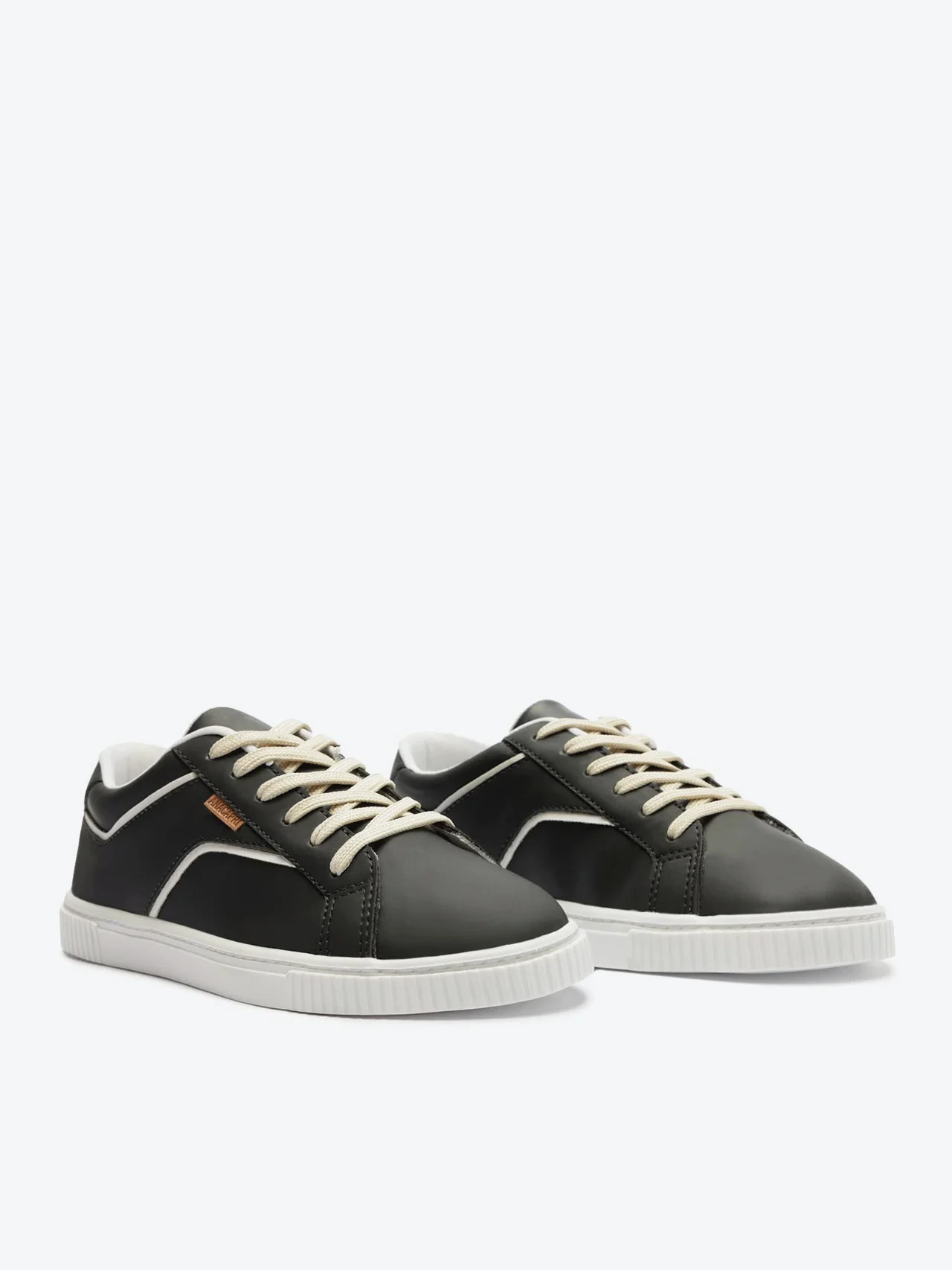 Tênis Detalhe Linhas Branco e Preto