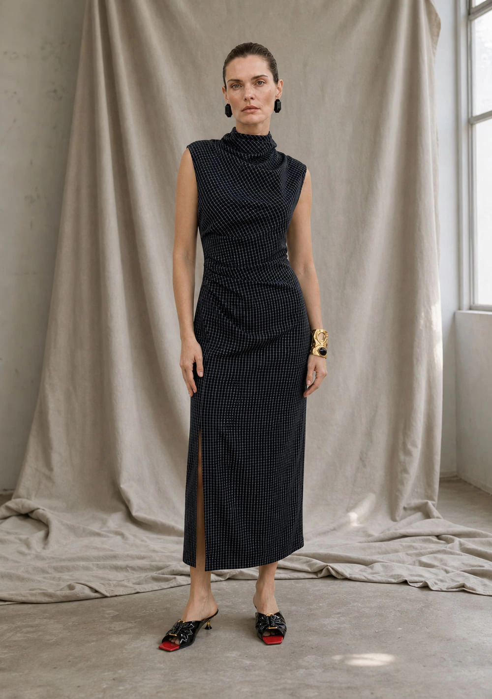 Vestido Iódice Ajustado Gola Alta Sem Manga Midi Preto