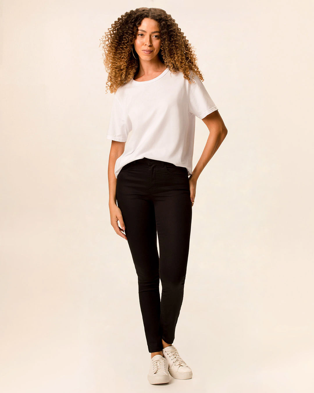 Calça Feminina Skinny Em Sarja Com Elastano