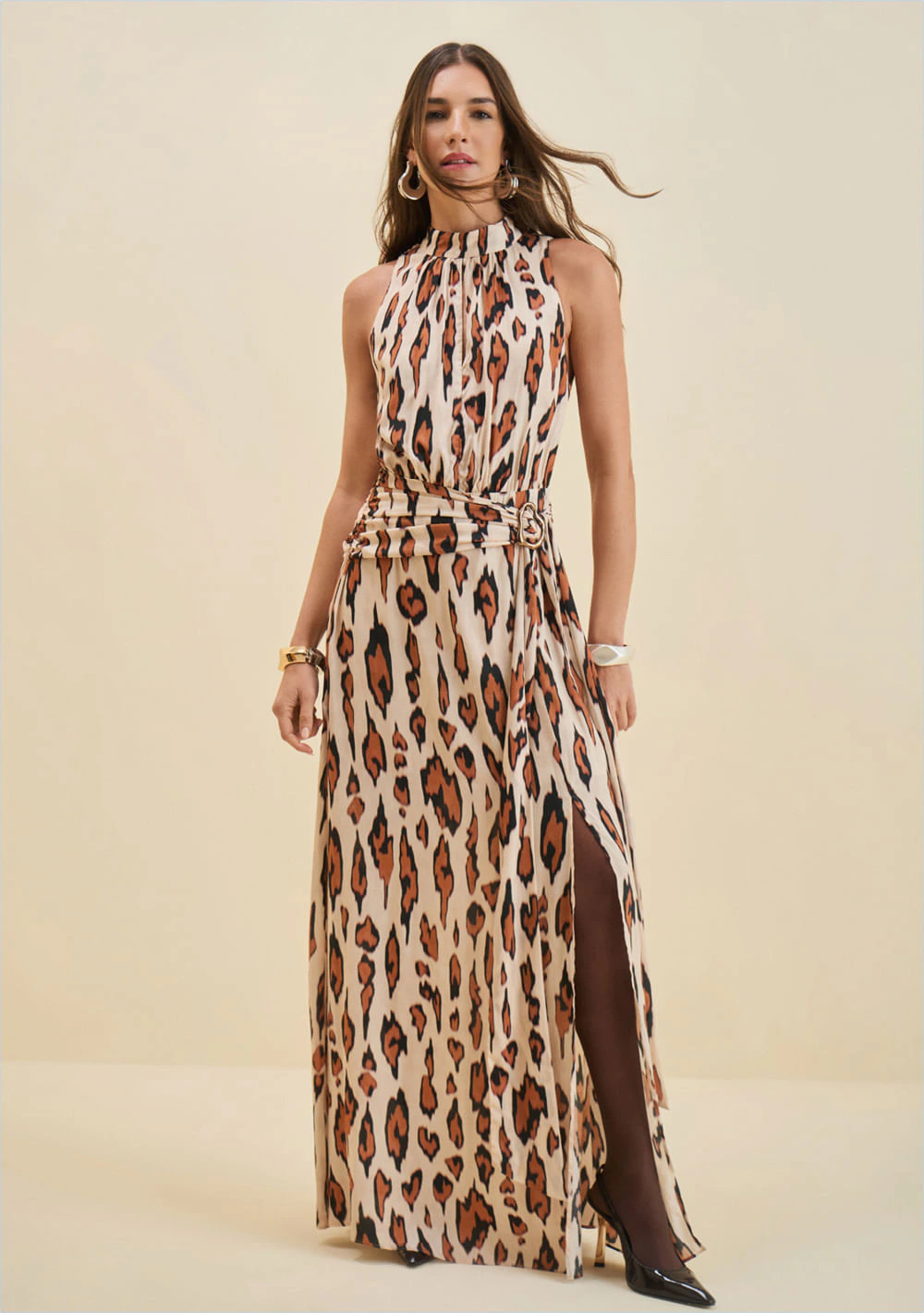 Vestido Morena Rosa Solto Decote Careca Sem Manga Longo Bege