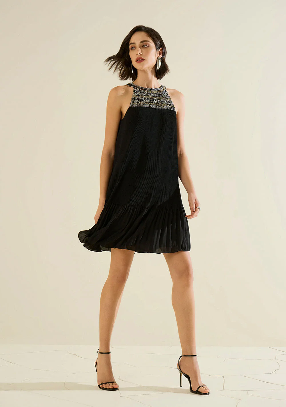 Vestido Morena Rosa Solto Decote Careca Sem Manga Curto Preto