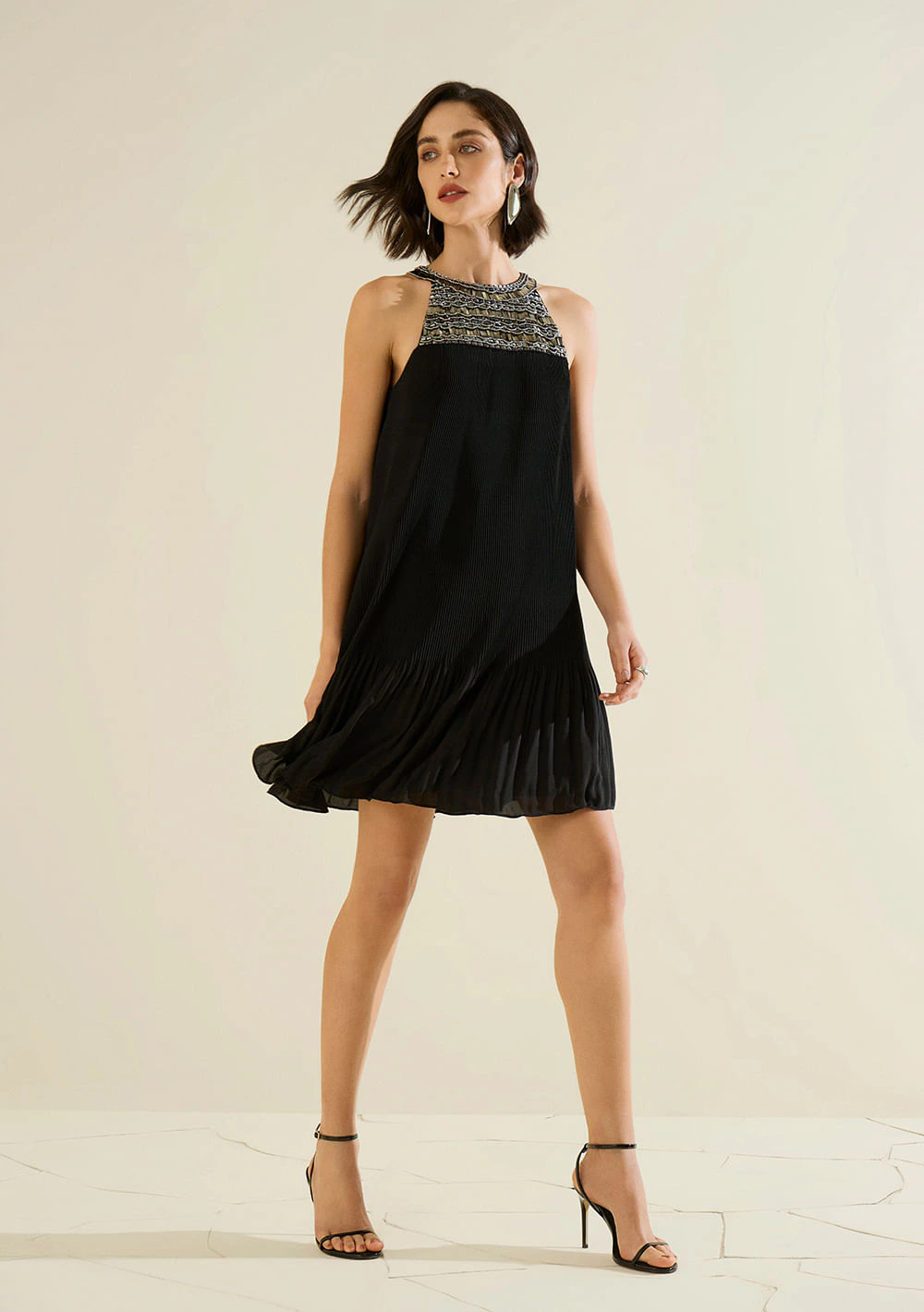 Vestido Morena Rosa Solto Decote Careca Sem Manga Curto Preto