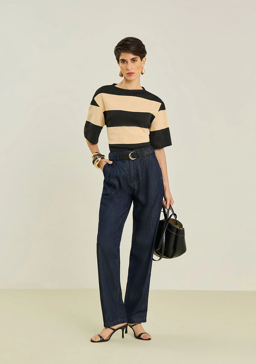 Blusa Maria.Valentina Solta Decote Careca Manga Curta Cropped Preto