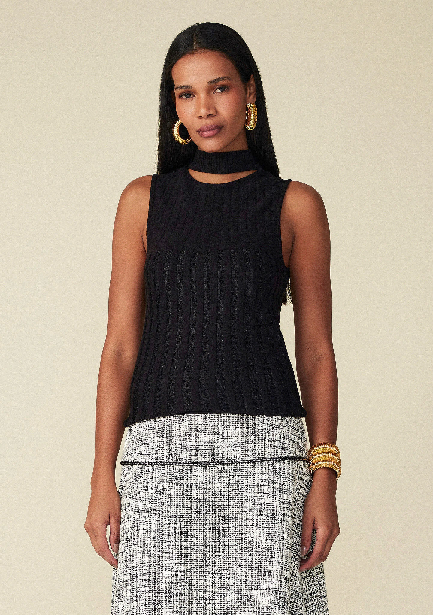 Blusa Maria.Valentina Gola Alta Cavada Detalhe Decote Preto