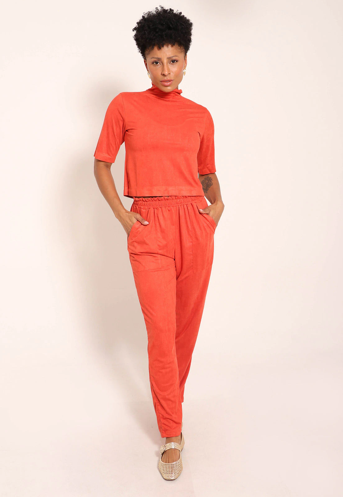 Calça Feminina Suede Reta Com Bolso Chapado