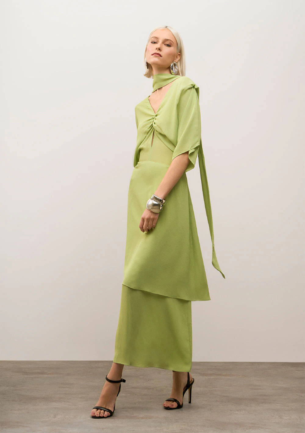 Vestido Iódice Solto Decote V Manga Longa Midi Verde