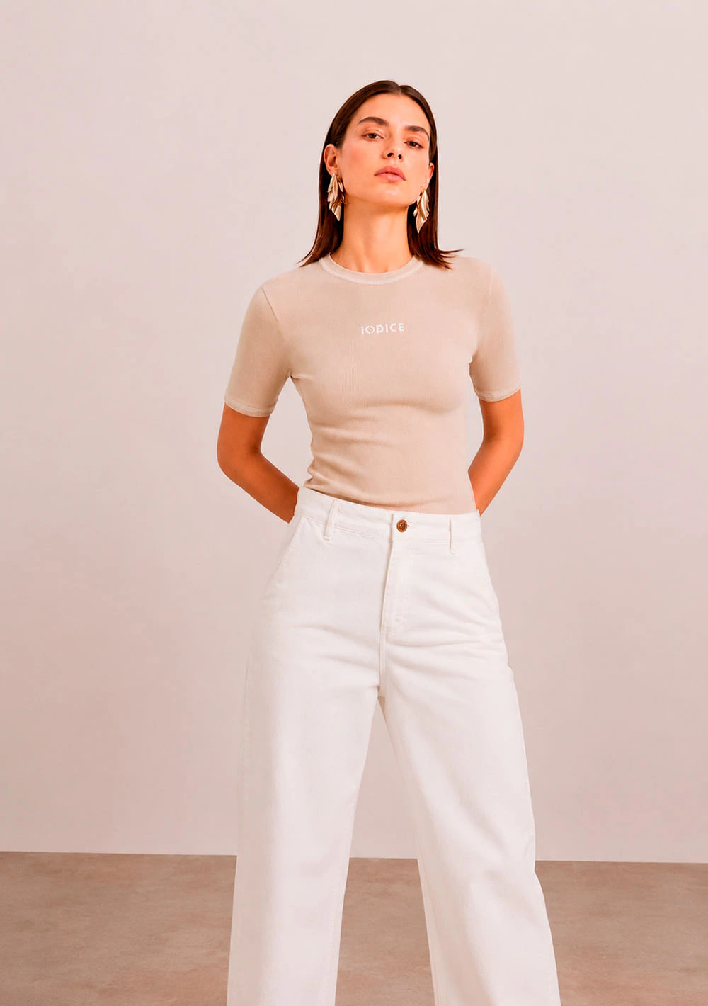 Blusa Iódice Ajustada Decote Careca Manga Curta Padrão Bege
