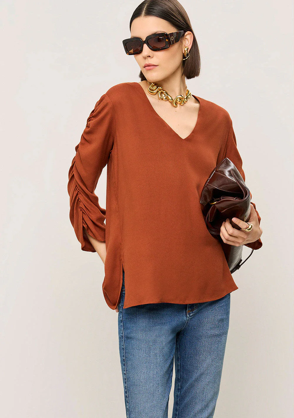 Blusa Iódice Solta Decote V Manga 7 Oitavos Padrão Marrom