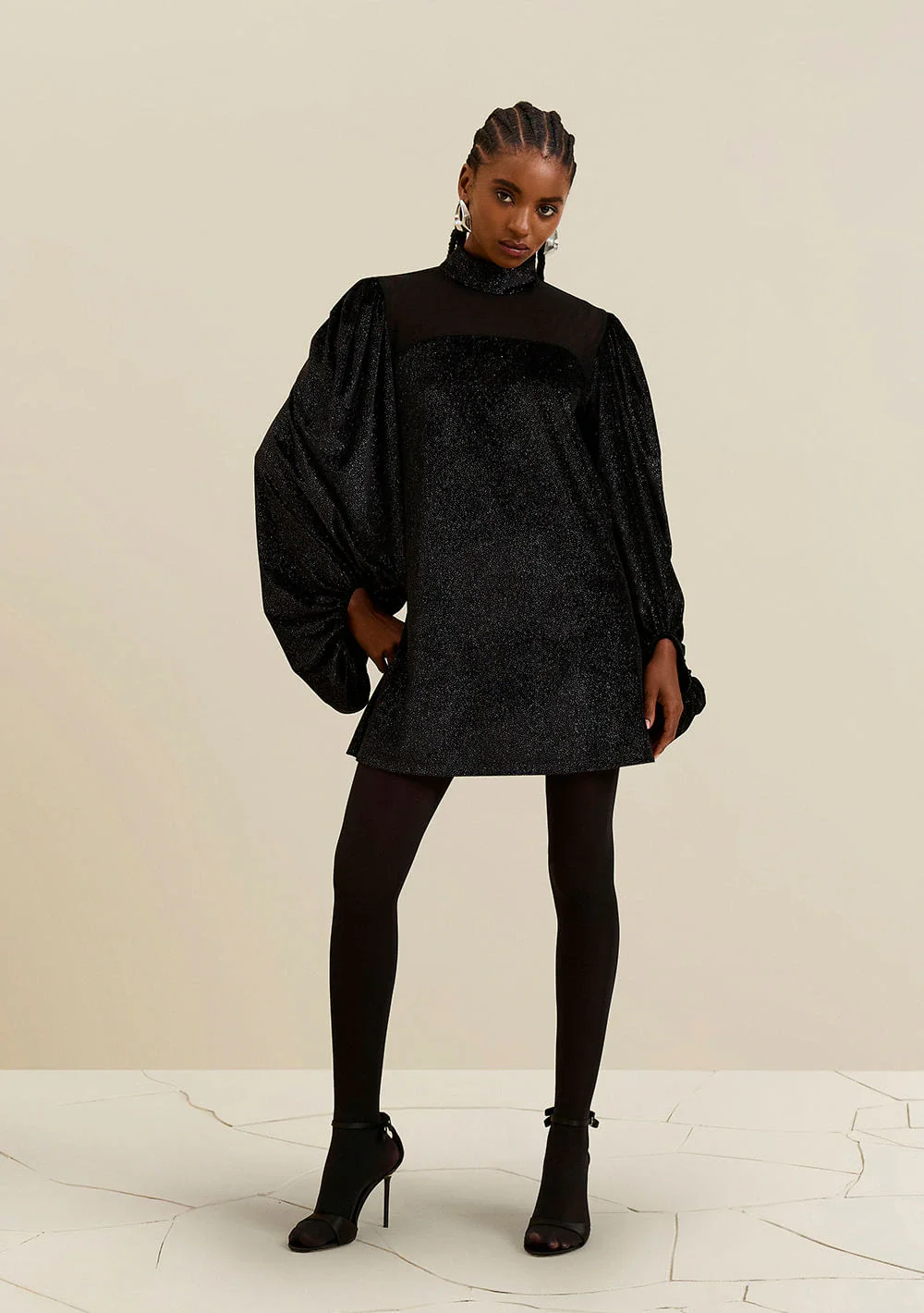 Vestido Morena Rosa Solto Gola Alta Manga Longa Curto Preto