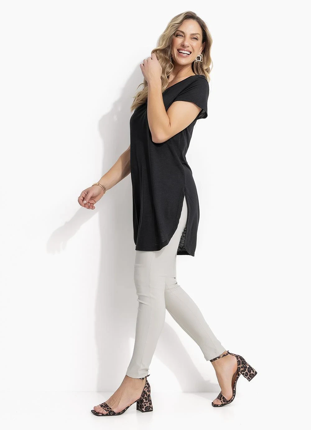 Quintess - Blusa Alongada Preta com Barra Arrendondada
