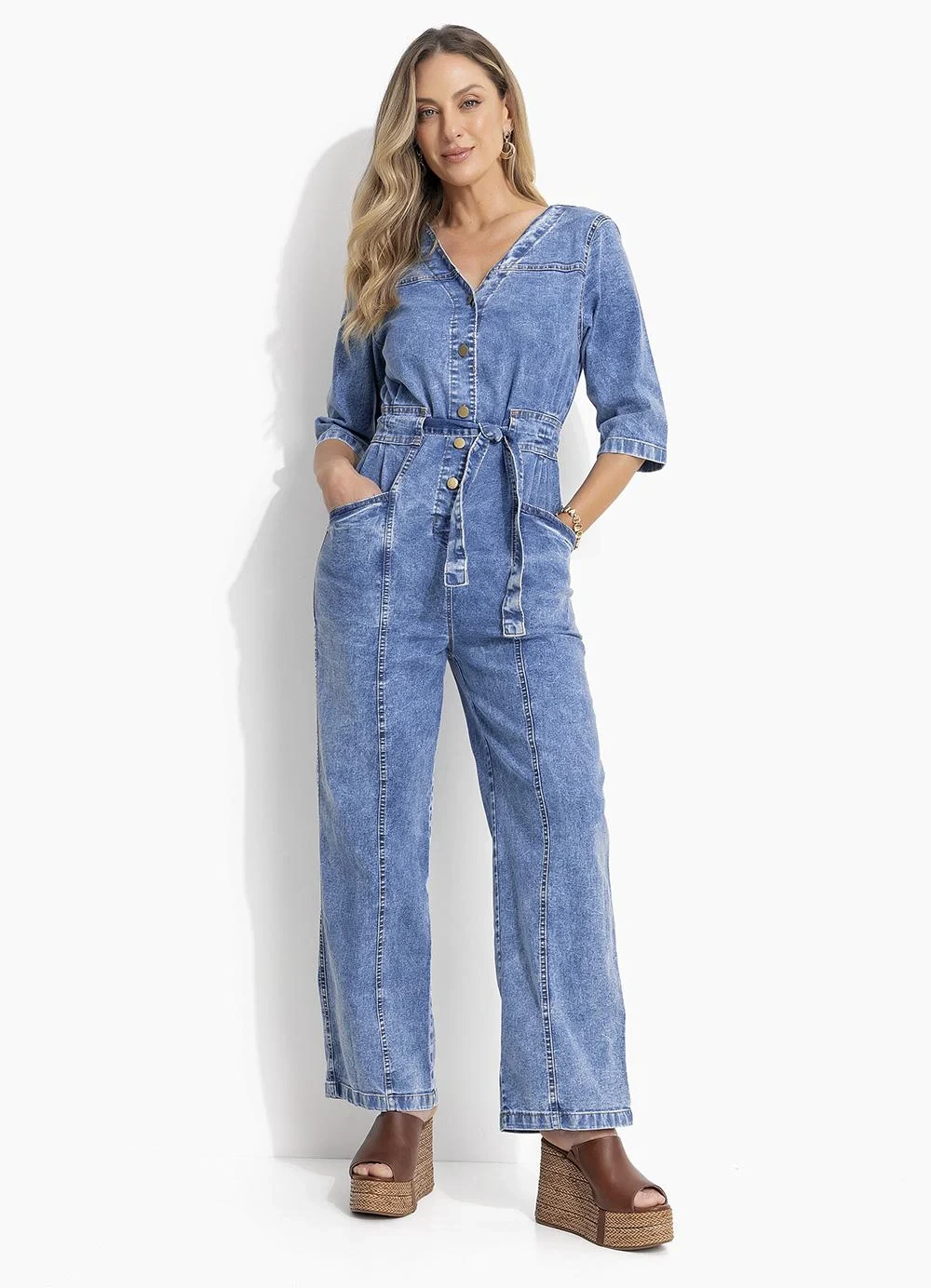 Quintess - Macacão Jeans Cintura Ajustável e Bolsos