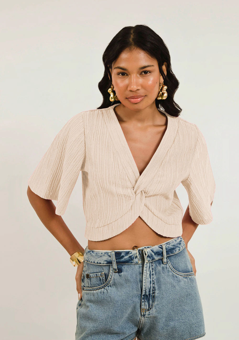 Blusa Zinco Decote V Manga Curta Detalhe Torção Cru