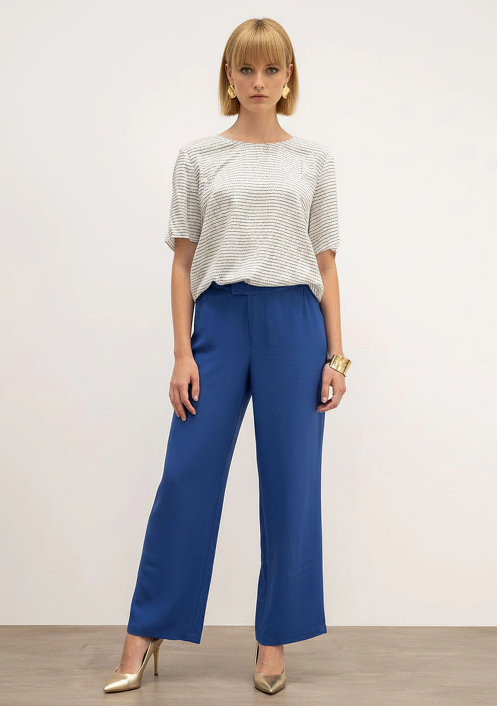 Blusa Solta Decote Careca Manga Curta Padrão Off White