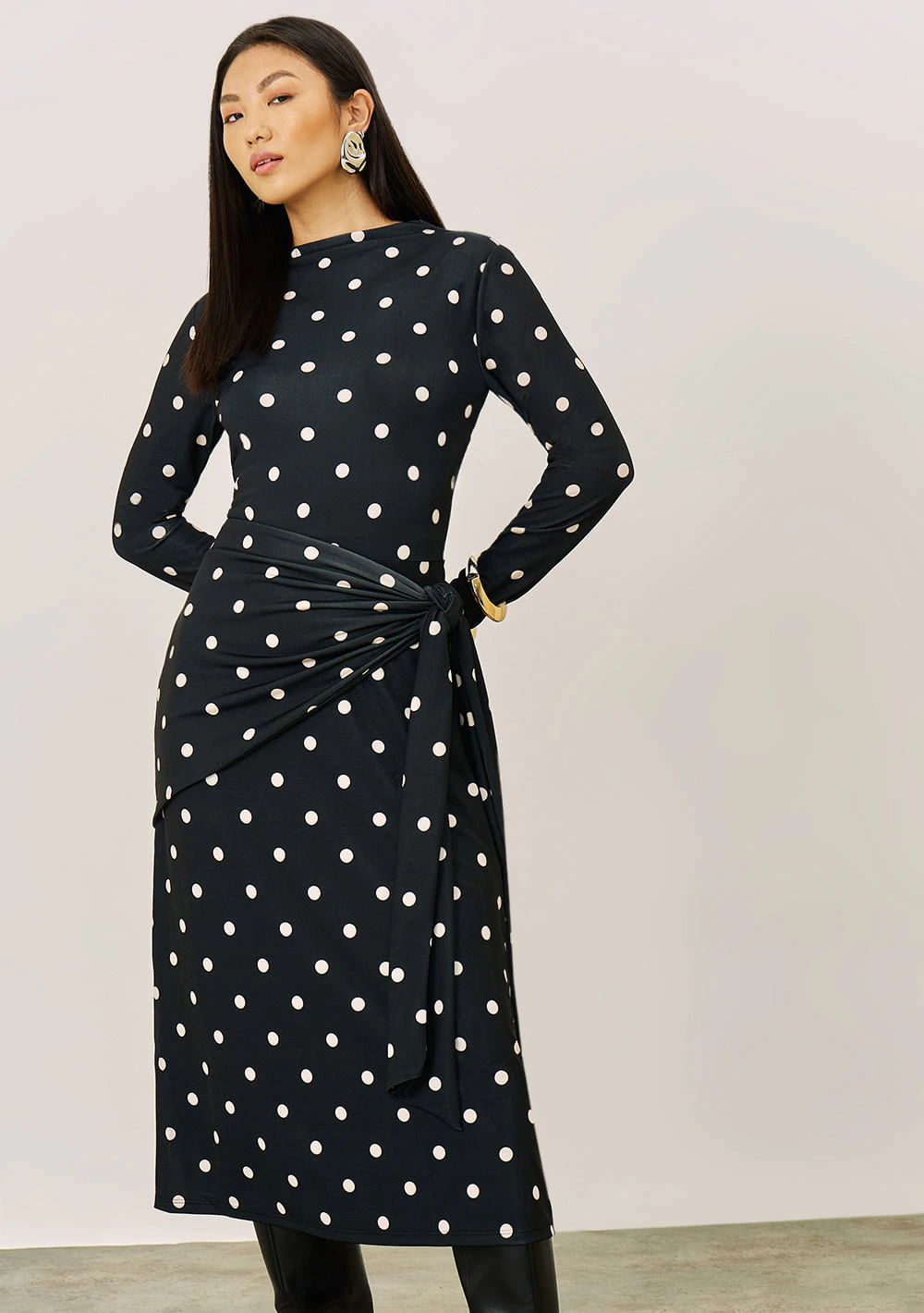 Vestido Iódice Ajustado Gola Alta Manga Longa Midi Preto