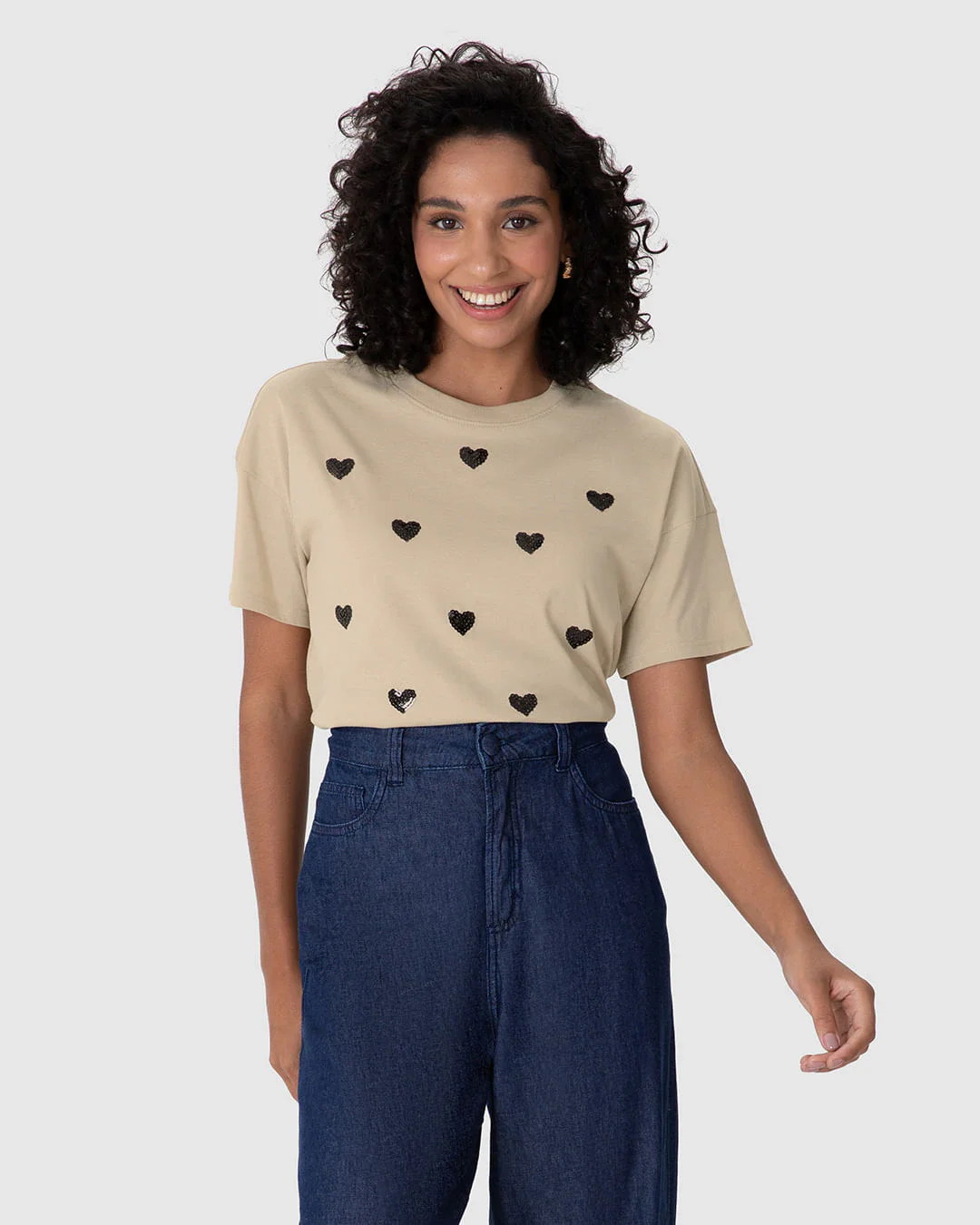 Camiseta Ampla Feminina Bordado Lantejoula Corações Em Algodão
