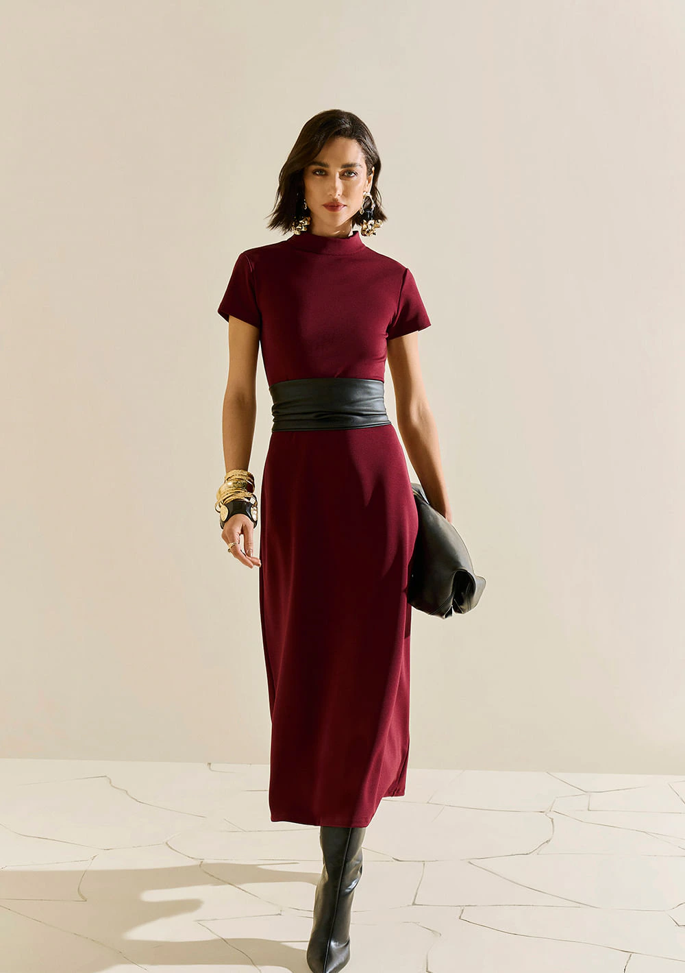 Vestido Morena Rosa Ajustado Gola Alta Manga Curta Midi Bordo