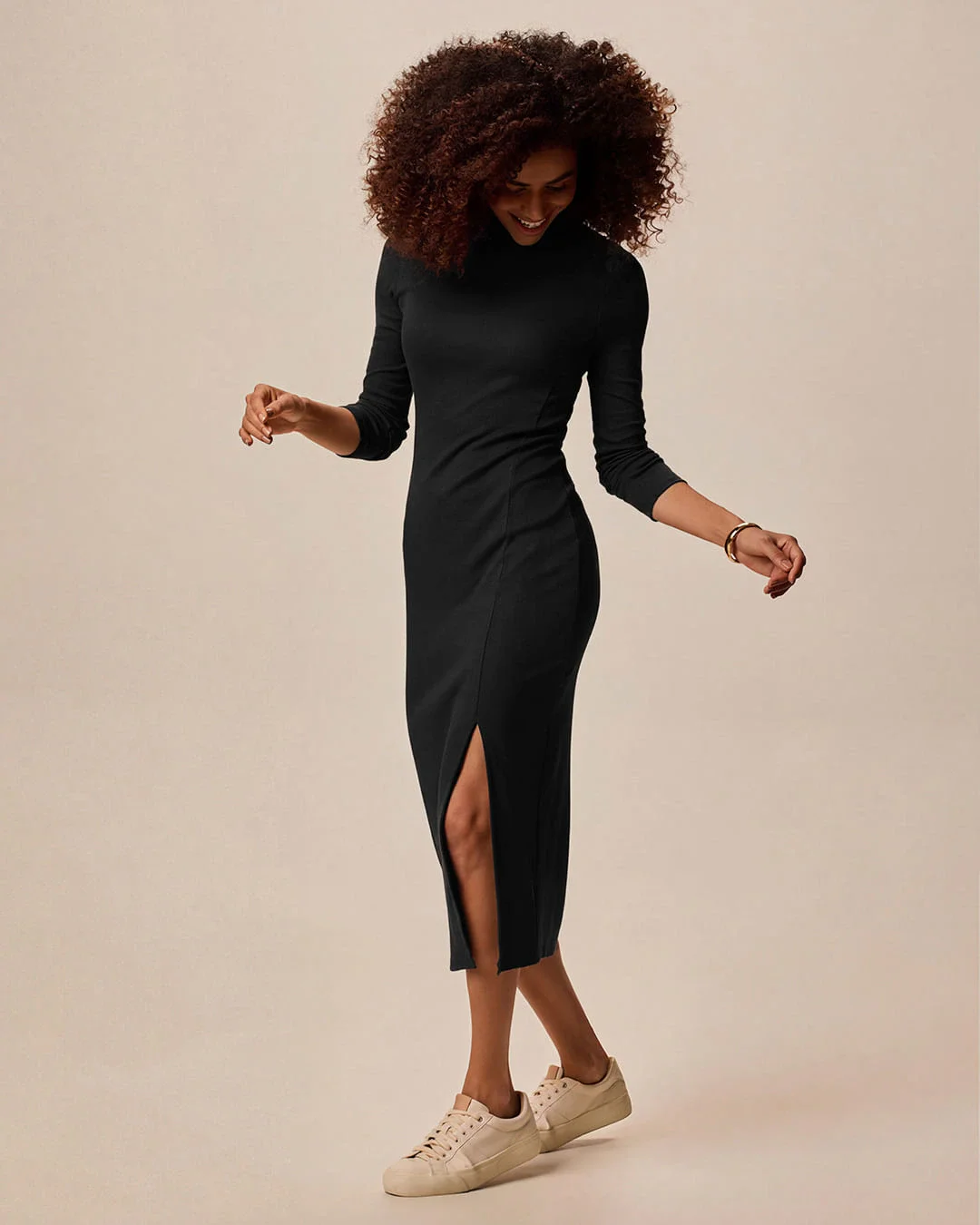 Vestido Midi Básico Feminino Gola Alta E Fenda Lateral Em Ribana Canelada