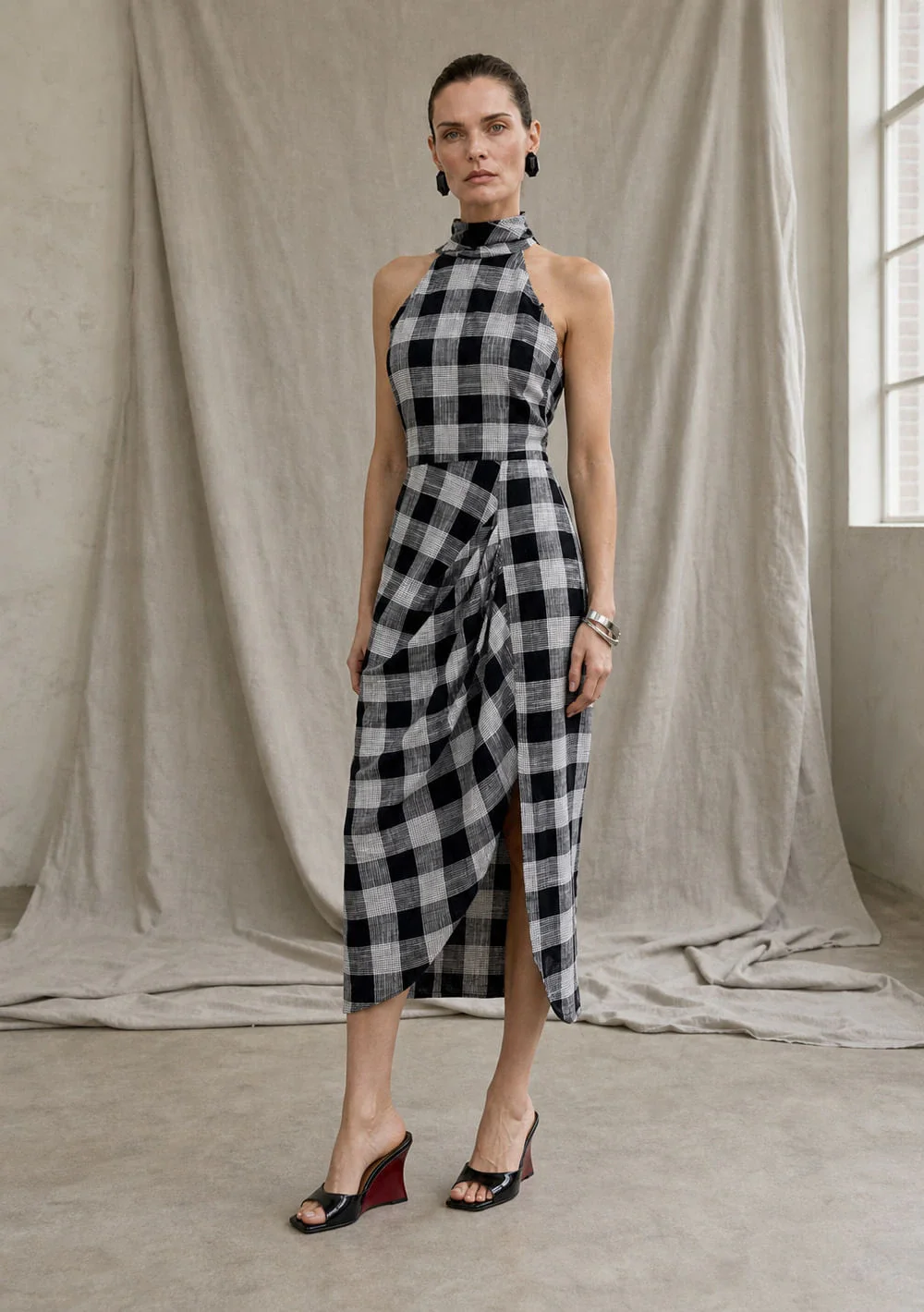 Vestido Iódice Ajustado Gola Alta Sem Manga Midi Preto