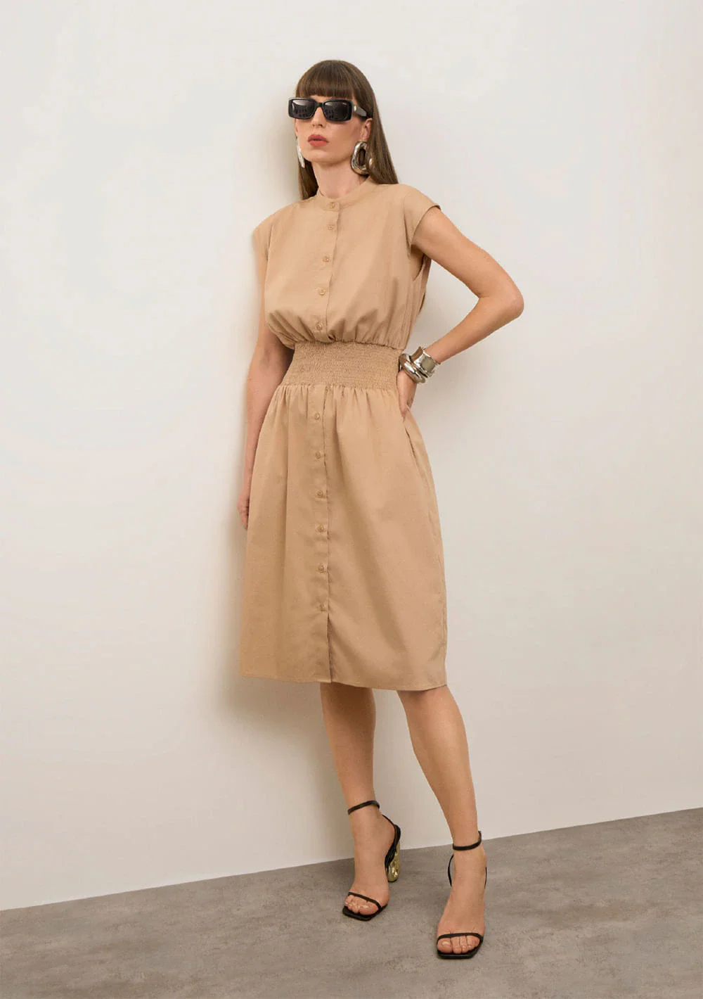 Vestido Iódice Solto Gola Clássica Sem Manga Midi Bege