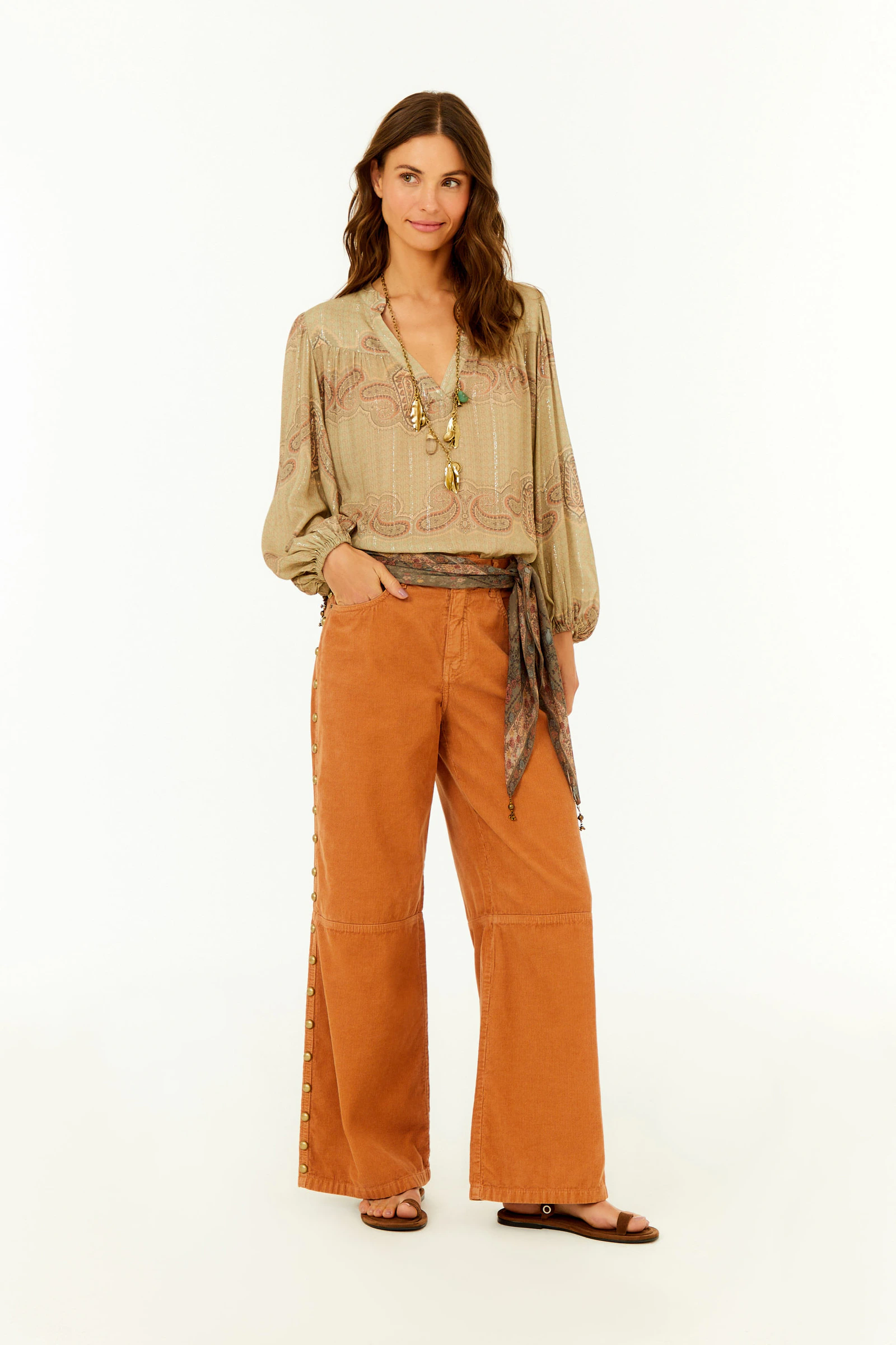 Calça Veludo Cotelê Wide Tachas