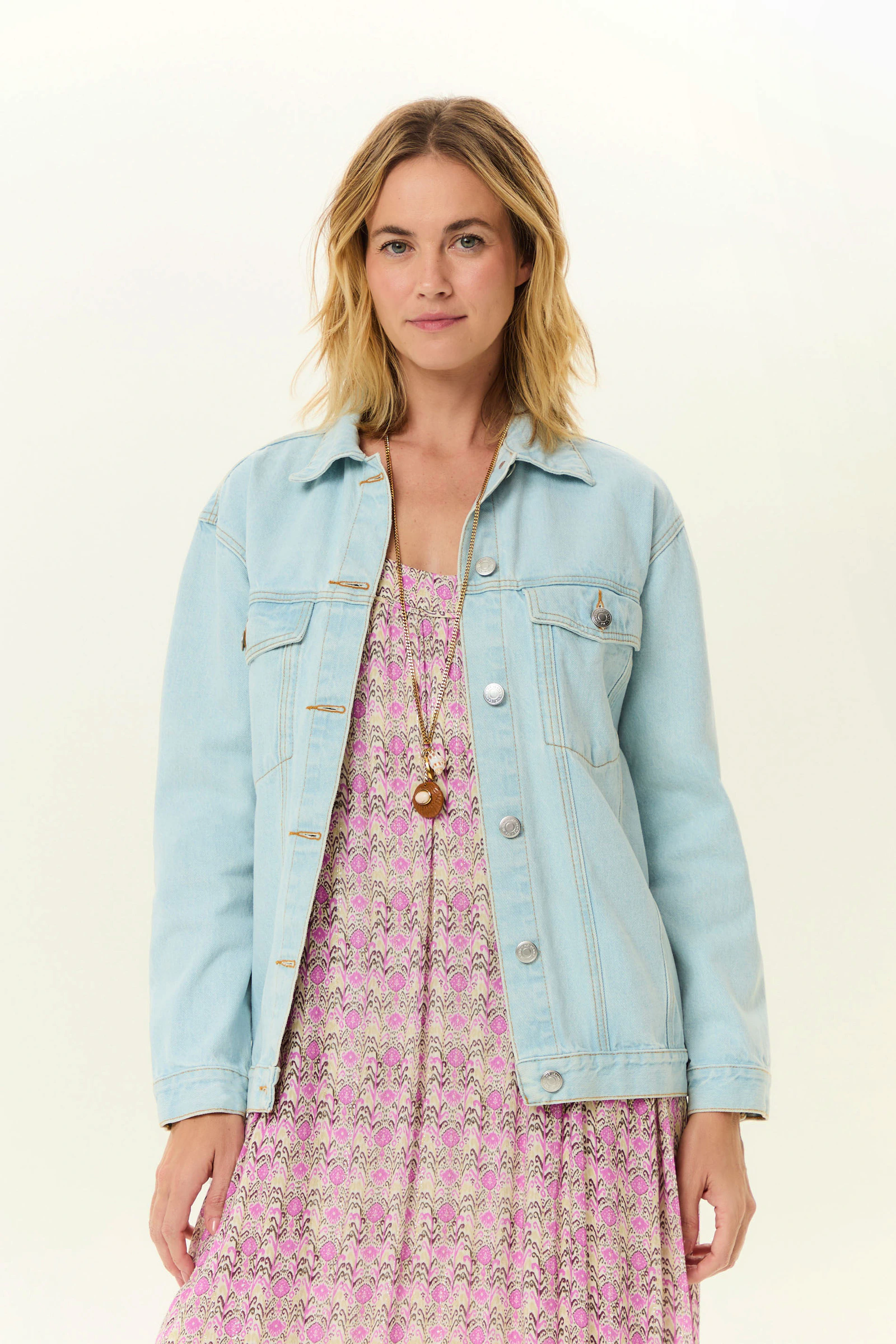 Jaqueta Jeans Recortes e Desgastes