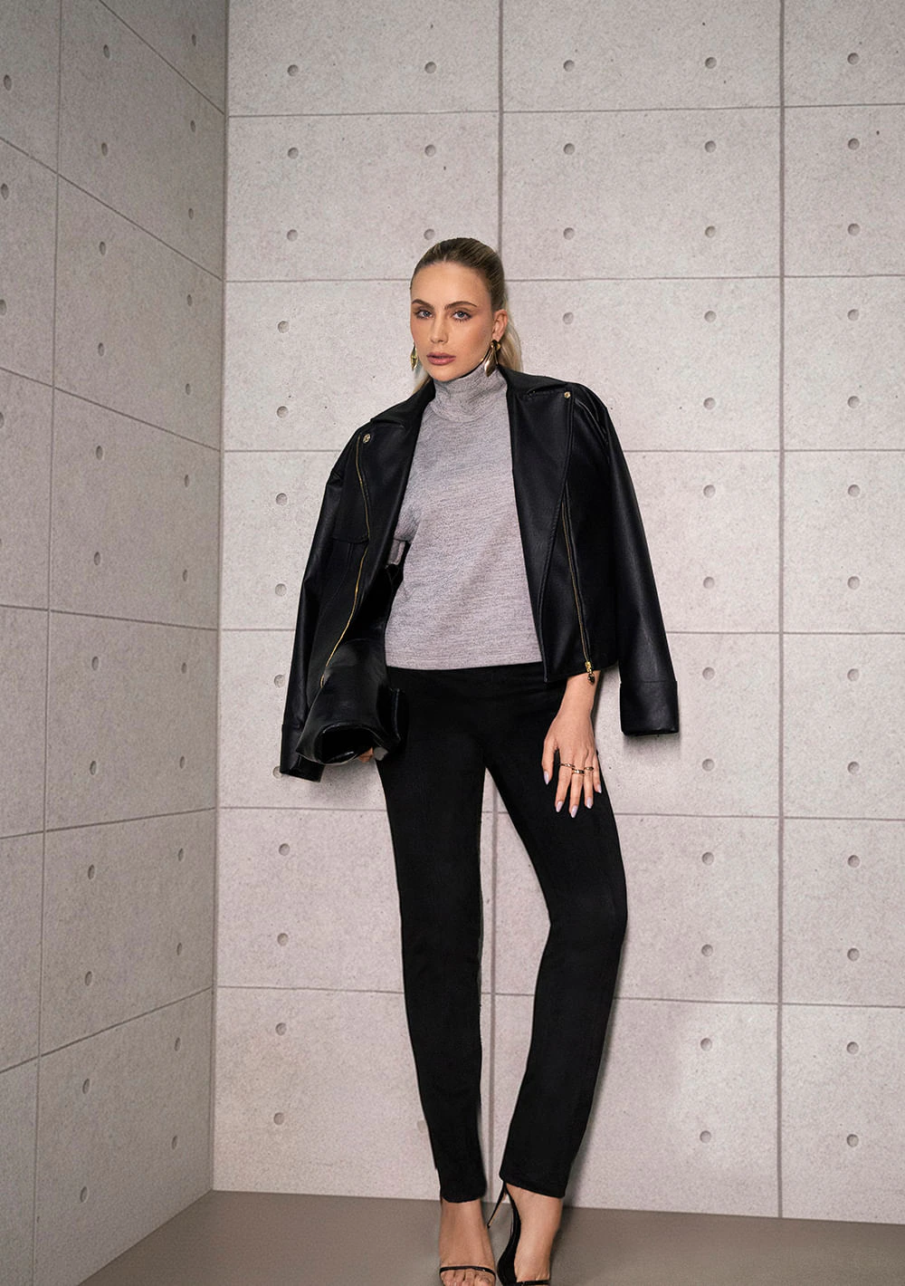 Blusa Zinco Solta Gola Alta Manga Curta Padrão Cinza